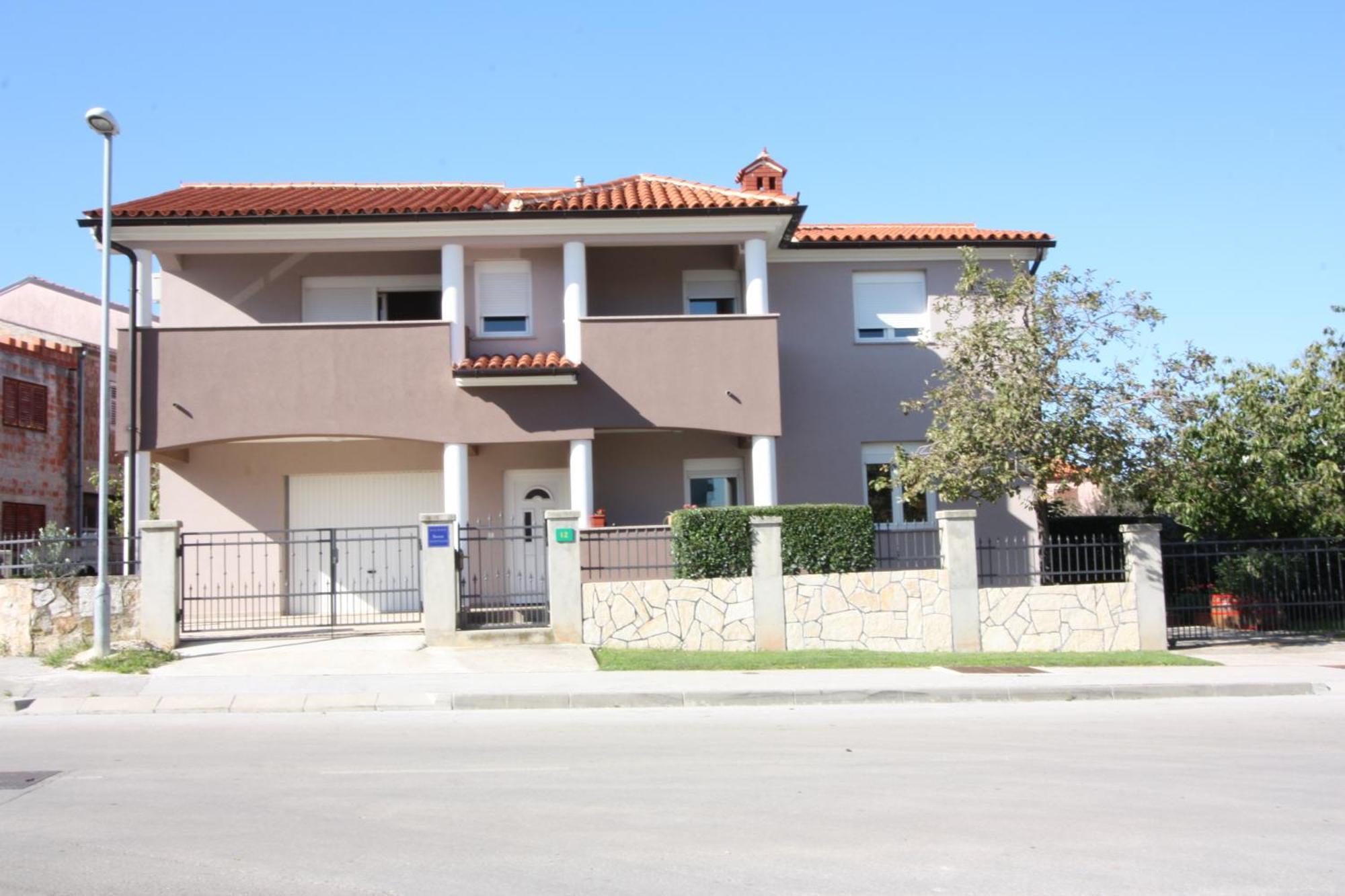Apartment Ema *